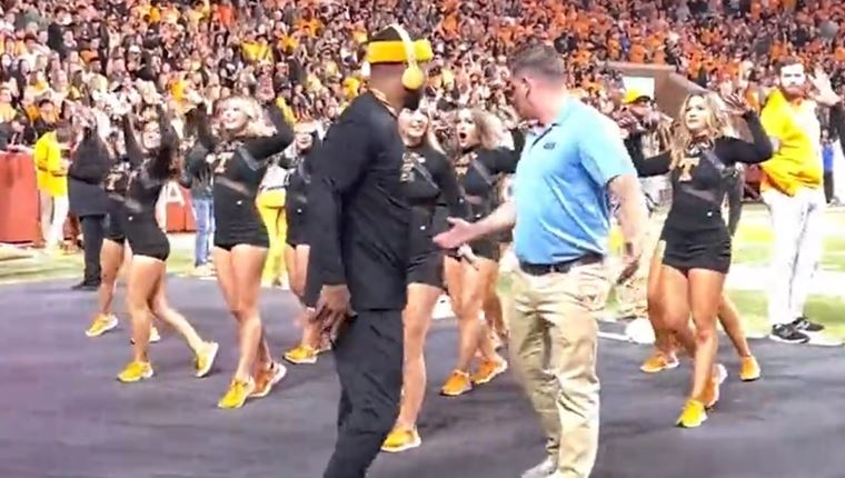 Viral ο 'σεκιουριτάς' που χορεύει με τσιρλίντερ