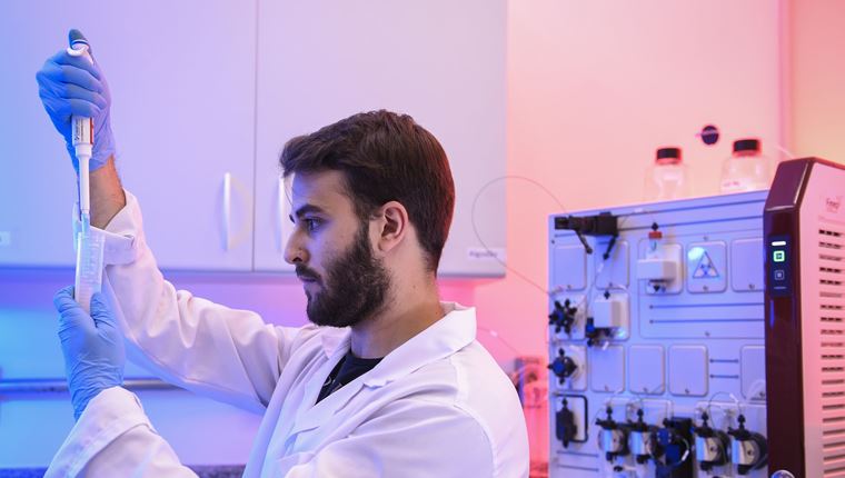 Καθηγητής του MIT εξηγεί πώς η Ελλάδα κατάφερε να αποφύγει τα χειρότερα