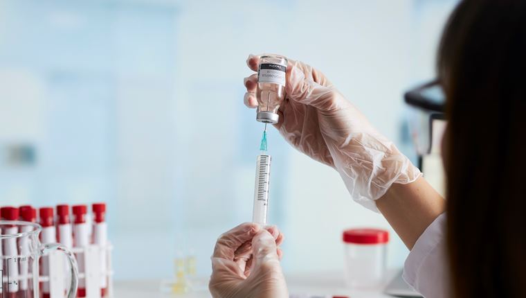 Η Βρετανία είναι η πρώτη χώρα παγκοσμίως που ενέκρινε το εμβόλιο των AstraZeneca/Οξφόρδης