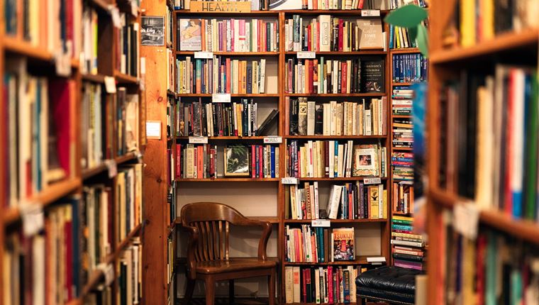 Ανοίγουν από Δευτέρα κομμωτήρια και βιβλιοπωλεία