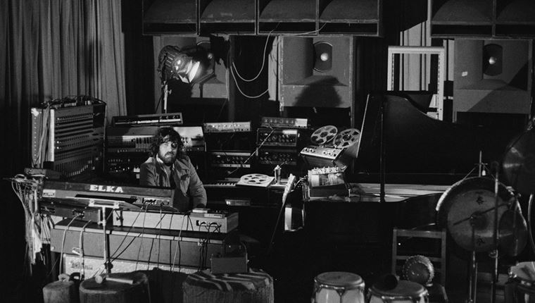 Elon Musk, Κώστας Γαβράς και σύσσωμος ο καλλιτεχνικός κόσμος αποχαιρετούν τον Βαγγέλη Παπαθανασίου