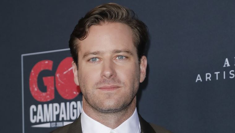 Το νέο κούρεμα του Armie Hammer έχει κάτι από παλιό Χόλιγουντ