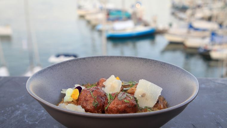 Bites &amp; Wine: Εκεί το κρέας συνάντησε το Βαρούλκο