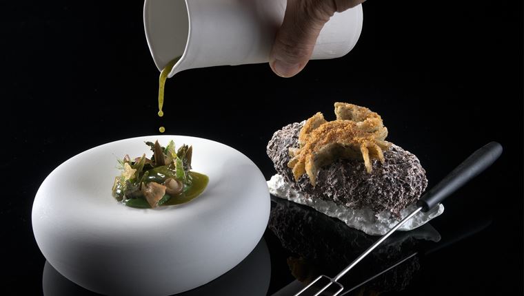 Ένα από τα κορυφαία ελληνικά εστιατόρια σερβίρει ροδίτικο fine dining στην Αθηναϊκή Ριβιέρα