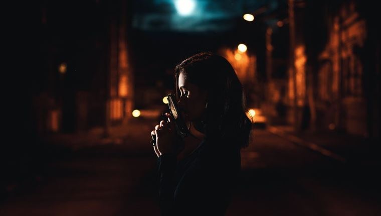 Σε άλλα νέα, μία φαν ιστοριών για εγκλήματα σκότωσε άγνωστη 'από περιέργεια'