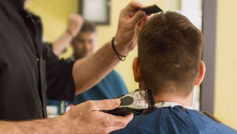 Τα κουρέματα που καμουφλάρουν την αραίωση των μαλλιών