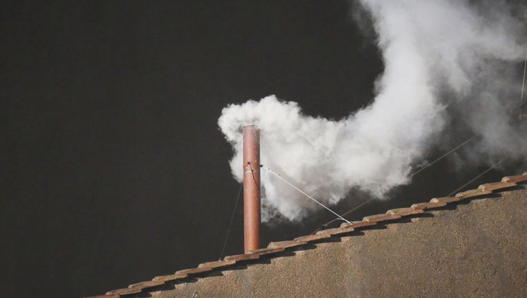 Κονκλάβιο: Πώς φτιάχνεται ο μαύρος και ο άσπρος καπνός