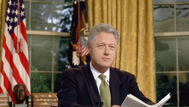 Ο Bill Clinton γράφει το νέο του βιβλίο, ένα πολιτικό θρίλερ