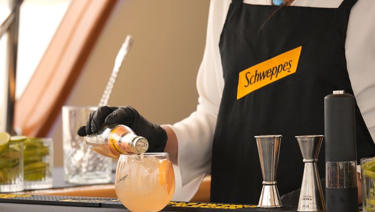 Μπορείς να βρεθείς κι εσύ στα μοναδικά summer parties του Schweppes