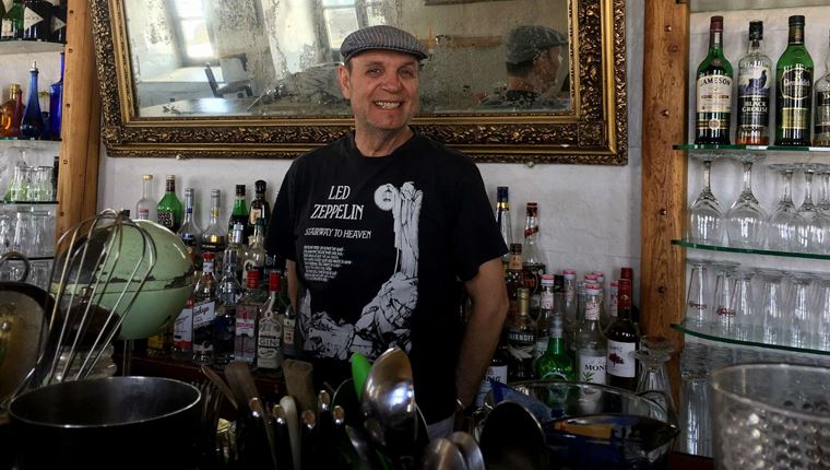 Ο πιο παλιός μπάρμαν των Κυκλάδων είναι ένας πραγματικός Κουρσάρος της νύχτας