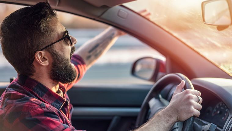 Το λένε και οι έρευνες: 1 στους 5 Έλληνες οδηγούς πλακώνεται στο δρόμο
