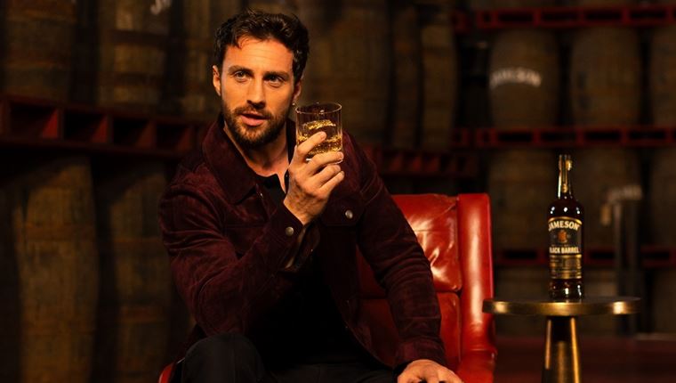 Ο Aaron Taylor-Johnson πρωταγωνιστεί στη νέα παγκόσμια καμπάνια του Jameson με την υπογραφή του Γιώργου Λάνθιμου