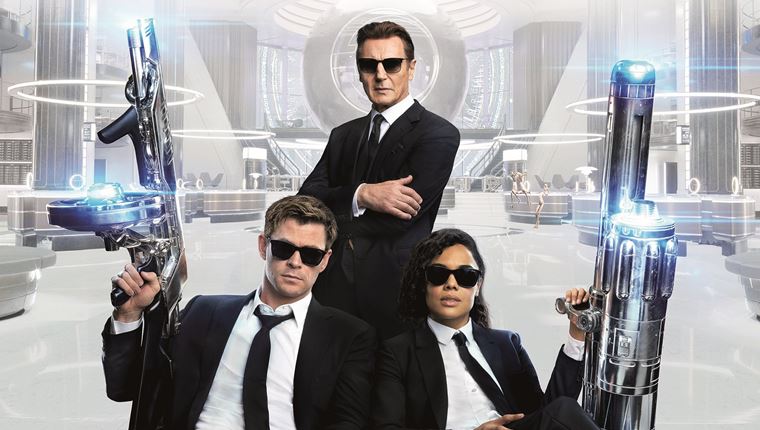 Κομψό, χολιγουντιανό στυλ με τα νέα γυαλιά ηλίου της Police