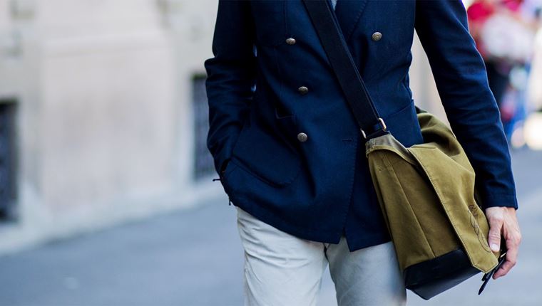 Η τσάντα ταχυδρόμου δεν έφυγε ποτέ από τη μόδα