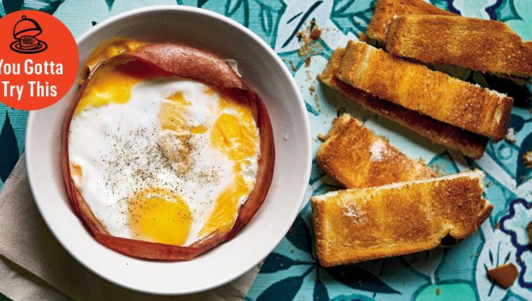 Το τέλειο πρωινό έχει 4 φέτες μορταδέλα, τσένταρ και ένα αυγό