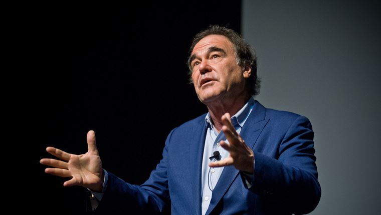 O Oliver Stone αποκάλυψε ότι έκανε το ρώσικο εμβόλιο για τον κορονοϊό
