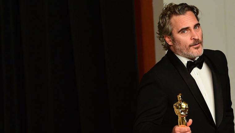 Η αμήχανη στιγμή που ο Joaquin Phoenix έπρεπε να παραλάβει το Oscar του