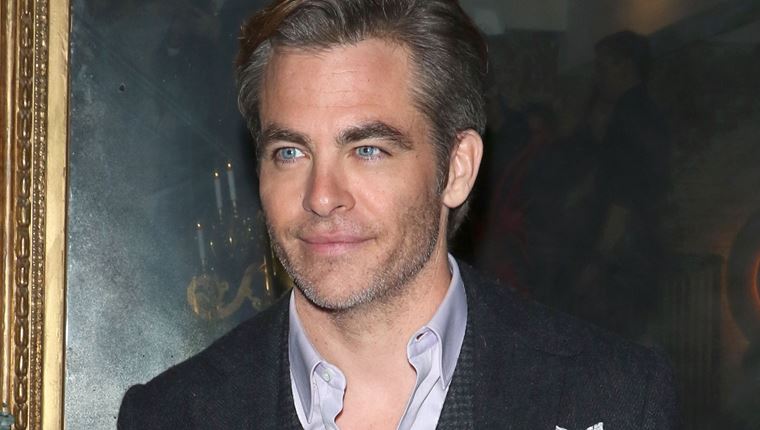 Το σπασμένο 3-piece suit του Chris Pine