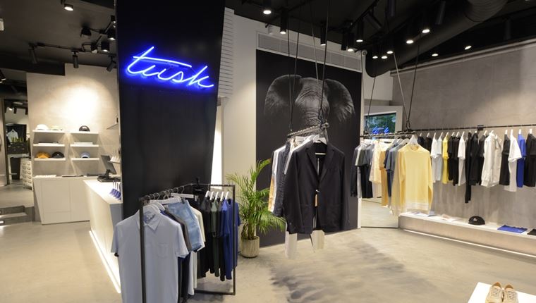 Η πρεσβεία του smart casual επιστρέφει στο Κολωνάκι