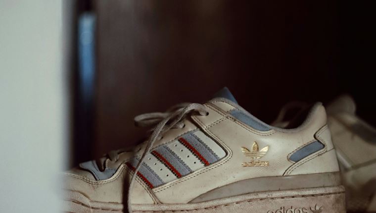 O πιο επιστημονικός τρόπος για να μην μυρίζουν τα παπούτσια σου