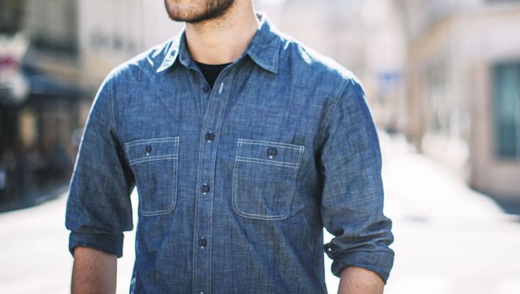 Chambray πουκάμισο αντί για τζην