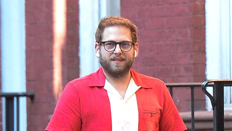 Ο Jonah Hill μόλις έκανε τον κατεξοχήν καλοκαιρινό συνδυασμό χρωμάτων