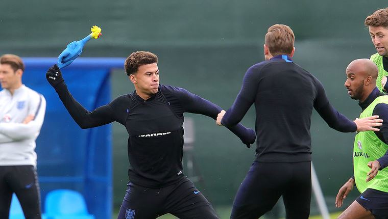 Οι Άγγλοι προετοιμάζονται για τον ημιτελικό πετώντας λαστιχένια κοτόπουλα μεταξύ τους