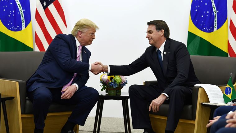 Ο Jair Bolsonaro επιμένει στην υδροξυχλωροκίνη, ο Donald Trump του στέλνει 2 εκ. δόσεις