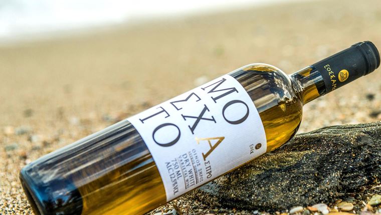 Με το Μοσχάτο Άσπρο, η γεύση ενός αιγαιοπελαγίτικου νησιού χωρά στο ποτήρι