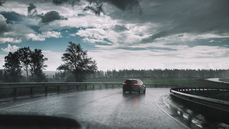 Απλές συμβουλές για οδήγηση στη βροχή