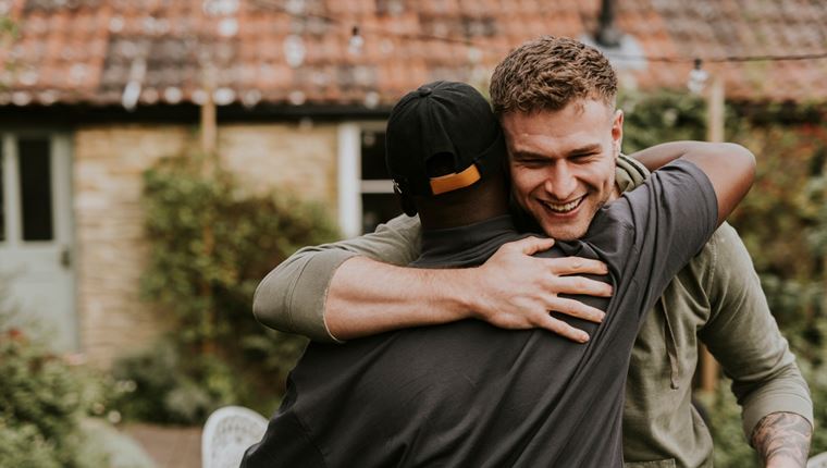 Performative Men: To νέo είδος άνδρα διχάζει τα social media