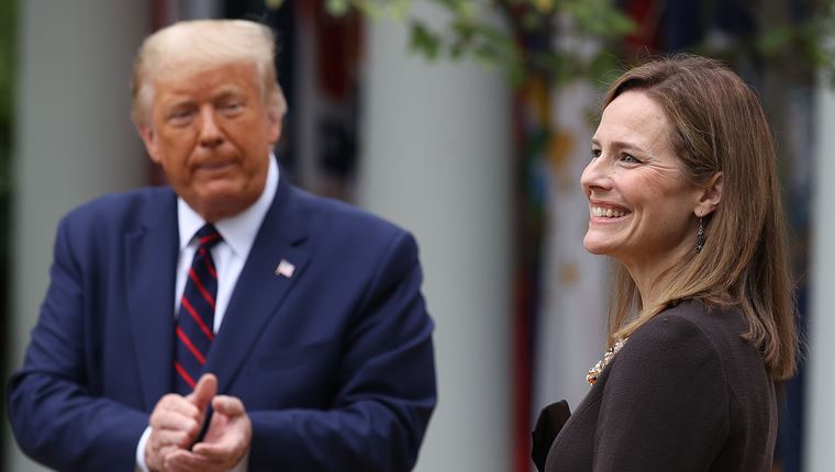 Η Amy Coney Barrett είναι η εκλεκτή του Donald Trump για τη θέση της RBG