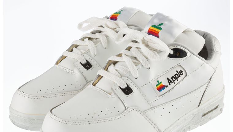 Ο Οίκος Versace φημολογείται ότι θα επαναλανσάρει τα θρυλικά sneakers της Apple