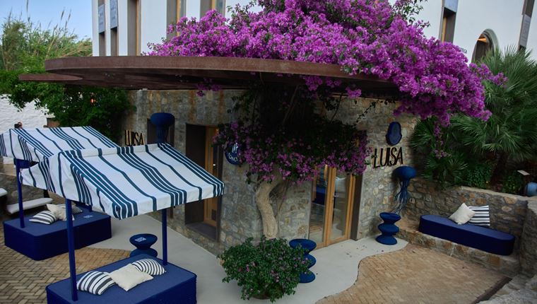 Η καλοκαιρινή ανεμελιά και η premium αισθητική της καλοκαιρινής συλλογής MONCLER γιορτάστηκαν στο κατάστημα LUISA WORLD της Μυκόνο