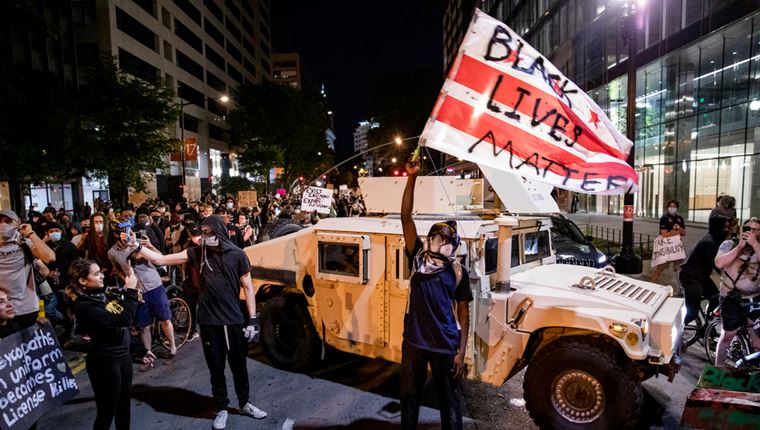 Διαδηλωτές κατά του ρατσισμού γκρέμισαν άγαλμα στην Ουάσινγκτον