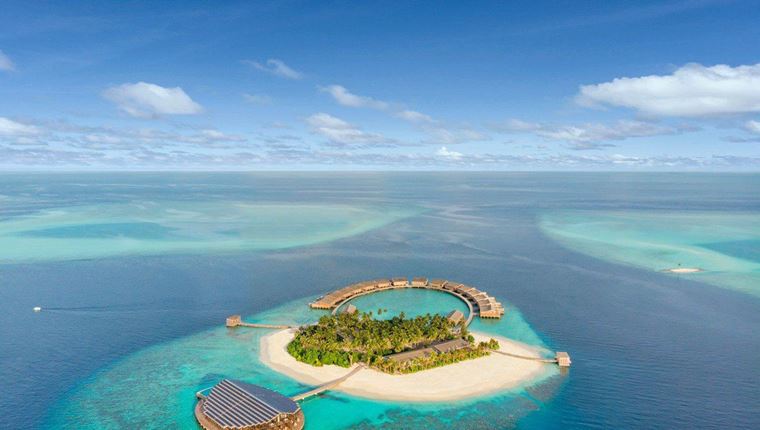 Το island-hotel στις Μαλδίβες που προσφέρει οικολογική πολυτέλεια