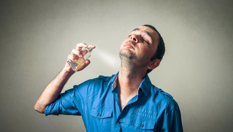 Πώς το άρωμά σου θα διαρκεί περισσότερο με 8 απλούς τρόπους