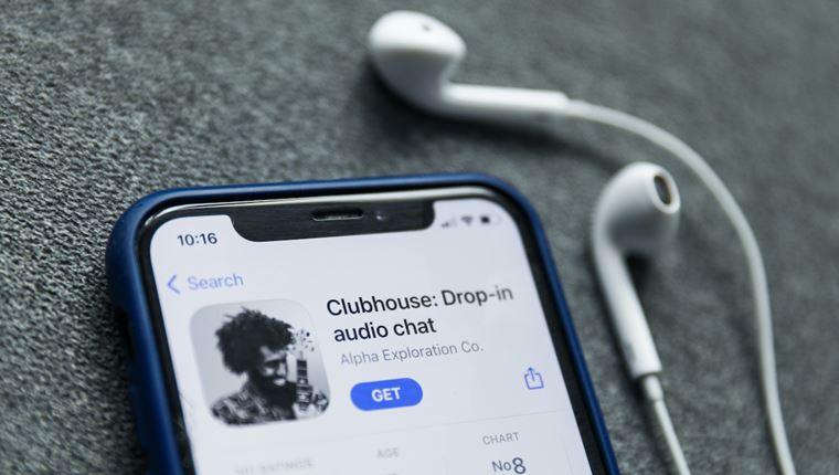 Το Clubhouse καλωσορίζει τα γραπτά μηνύματα