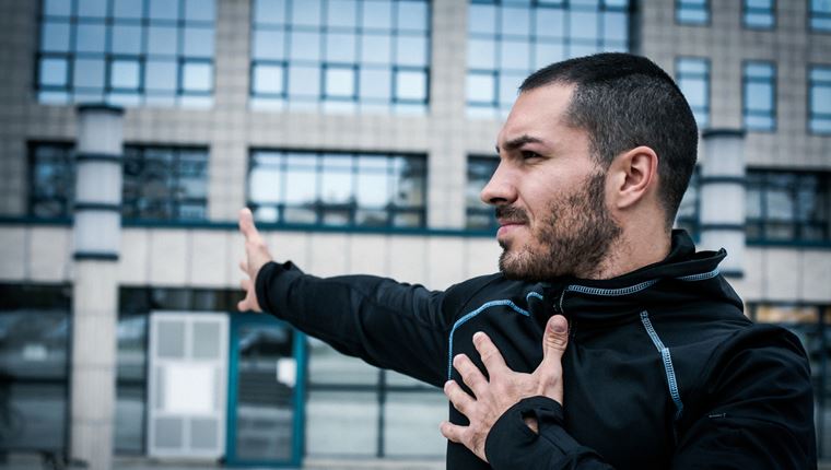 Πιέσεις με landmine για ώμους σούπερ ήρωα