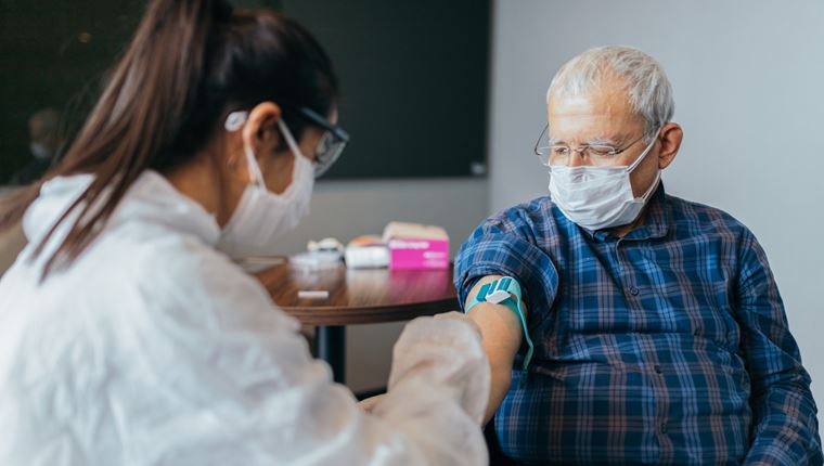 Οι ηλικιωμένοι σχεδόν "αντιπαθούν" τα εμβόλια