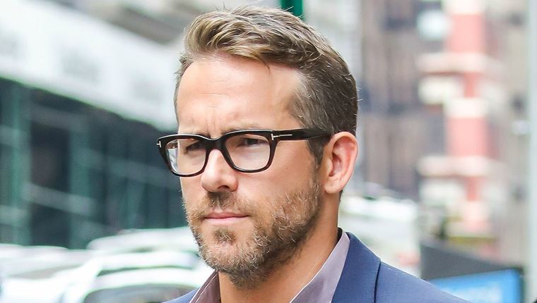Ο Ryan Reynolds δείχνει πως φοριέται το κοστούμι της δουλειάς το Σαββατοκύριακο