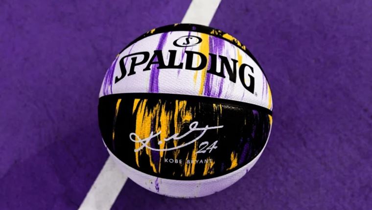 Η συλλεκτική μπάλα μπάσκετ της Spalding για τον Kobe Bryant