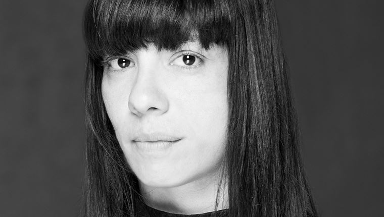 Η Violet Louise θέλει συνεχώς να εξερευνά παράξενες ιστορίες