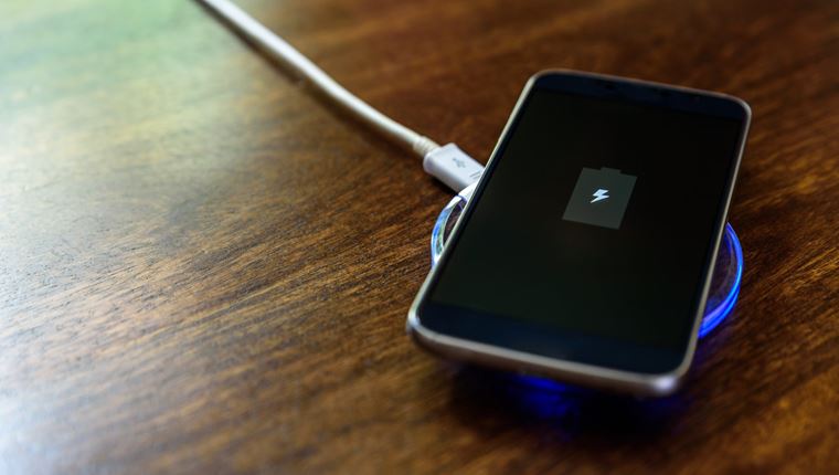 Το επόμενο iPhone θα φορτίζει ασύρματα όλα τα υπόλοιπα iPhones