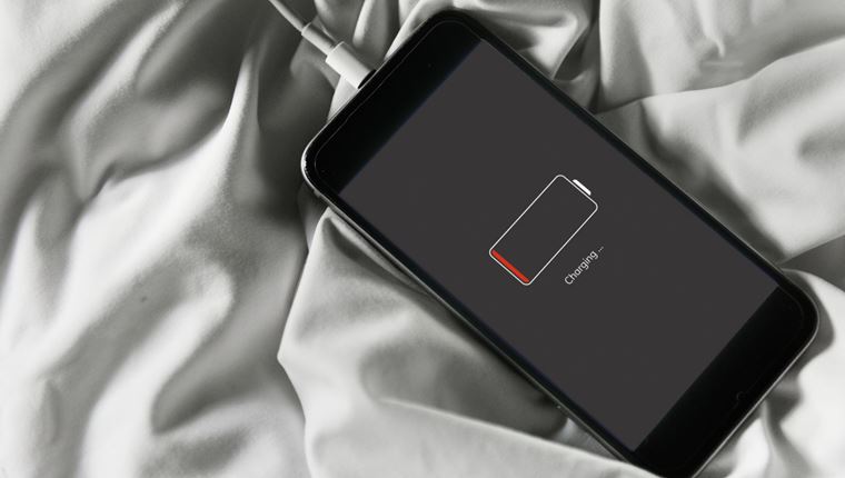 Οι επιστήμονες ανακάλυψαν ένα υλικό που φορτίζει το κινητό σε ελάχιστα λεπτά