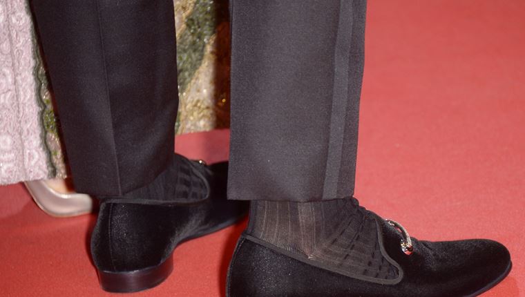 Τα μαύρα slip-ons που θα τιμήσεις στις γιορτές