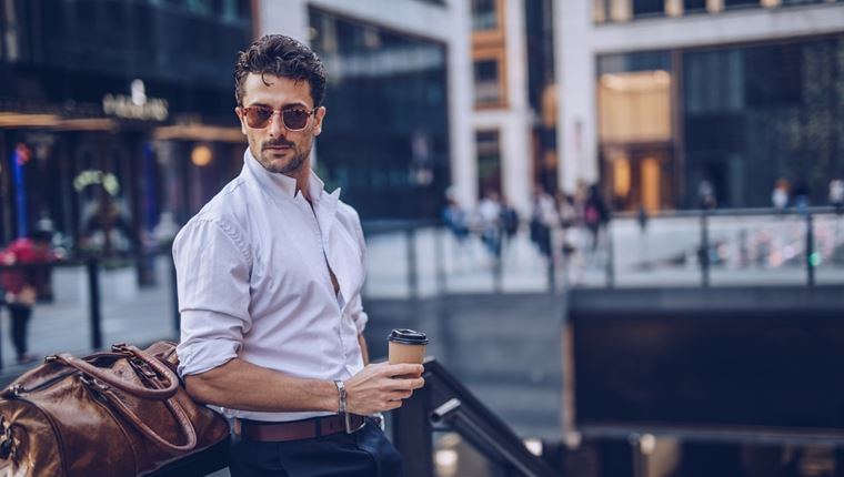 10 κομψά πουκάμισα που χρειάζεται η ντουλάπα σου για το ξεκίνημα της σεζόν