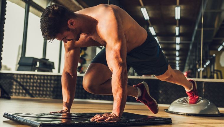 10 έντονες ασκήσεις σε 7 λεπτά για να δεις τη ζυγαριά να πέφτει