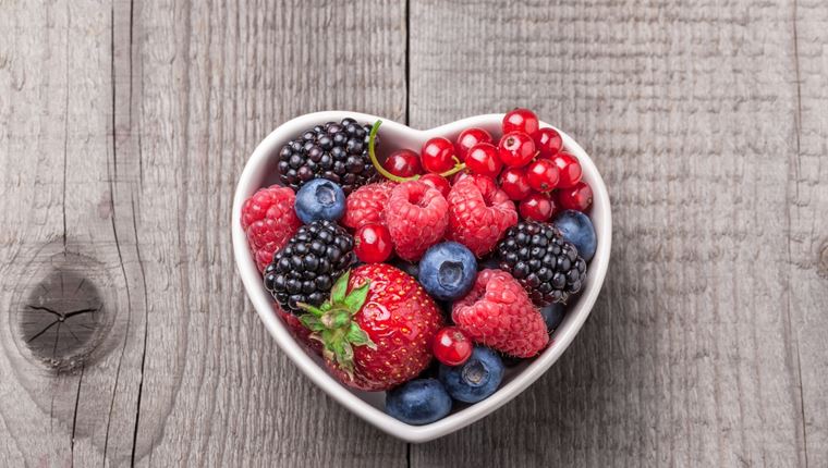 Όλα τα οφέλη των κόκκινων φρούτων που δεν πρέπει να αγνοείς