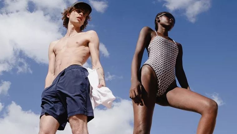 Τα ωραιότερα μαγιό και πετσέτες για να είστε το πιο stylish ζευγάρι στην παραλία